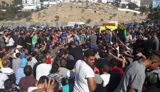 إحتجاجات الحسيمة... المرأة الريفية أبانت عن حسها النضالي وسلمية المسيرات إنتزعت إشادة المتتبعين إحتجاجات الحسيمة... المرأة الريفية أبانت عن حسها النضالي وسلمية المسيرات إنتزعت إشادة المتتبعين