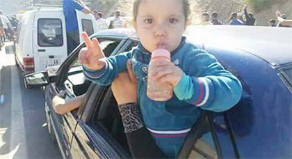 بالصور. كيفاش الحسيميين صدقوا واعيين بزاف وتضامنو بيناتهم بطرق سلمية ودارو لجان كتعطي الما وكتشارجي التلفونات وكتساعد الاعلاميين بالصور. كيفاش الحسيميين صدقوا واعيين بزاف وتضامنو بيناتهم بطرق سلمية ودارو لجان كتعطي الما وكتشارجي التلفونات وكتساعد الاعلاميين