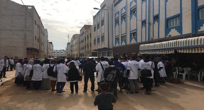 طلبة  وتلاميذ الحسيمة يحلون بمنزل محسن فكري بمدينة امزورن لتقديم واجب العزاء لعائلته 