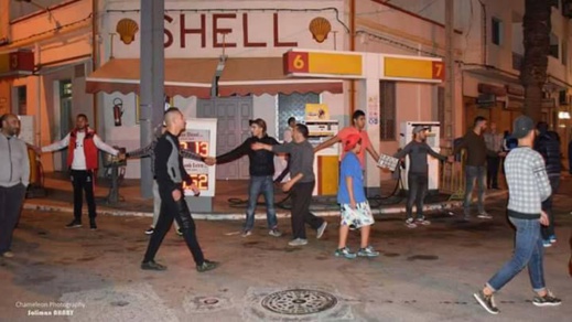 دروع بشرية لحماية الاملاك العمومية و الخاصة خلال المسيرات الاحتجاجية بمدينة الحسيمة دروع بشرية لحماية الاملاك العمومية و الخاصة خلال المسيرات الاحتجاجية بمدينة الحسيمة