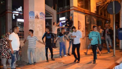 دروع بشرية لحماية الاملاك العمومية و الخاصة خلال المسيرات الاحتجاجية بمدينة الحسيمة دروع بشرية لحماية الاملاك العمومية و الخاصة خلال المسيرات الاحتجاجية بمدينة الحسيمة