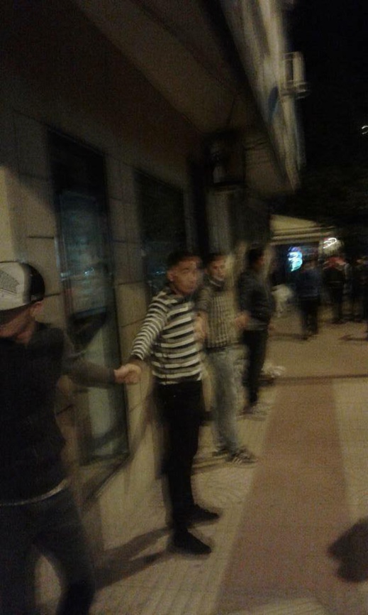 دروع بشرية لحماية الاملاك العمومية و الخاصة خلال المسيرات الاحتجاجية بمدينة الحسيمة دروع بشرية لحماية الاملاك العمومية و الخاصة خلال المسيرات الاحتجاجية بمدينة الحسيمة