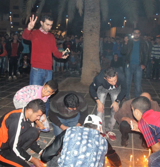 نشطاء المواقع الاجتماعية بالحسيمة.. أعين لا تنام ساهمت في تدويل قضية محسن فكري نشطاء المواقع الاجتماعية بالحسيمة.. أعين لا تنام ساهمت في تدويل قضية محسن فكري