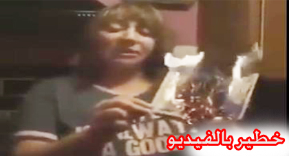 مواطنة مغربية تحرق جواز سفرها إحتجاجا على مقتل محسن فكري بالحسيمة مواطنة مغربية تحرق جواز سفرها إحتجاجا على مقتل محسن فكري بالحسيمة