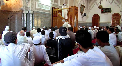 مصلي يعترض على خطيب جمعة هاجم مظاهرات محسن فكري 