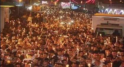 الحسيمة تفعلها مرة أخرى وتُفاجئ الجميع بمسيرة للصمت بدل غضب "الجمعة" أضاءت السماء بآلاف الشموع الحسيمة تفعلها مرة أخرى وتُفاجئ الجميع بمسيرة للصمت بدل غضب "الجمعة" أضاءت السماء بآلاف الشموع