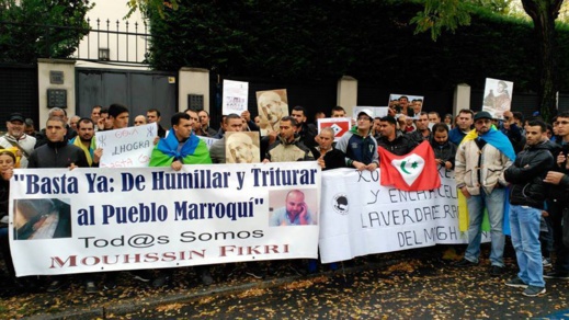نشطاء يحتجون امام السفارة المغربية بمدريد تنديدا بمقتل محسن فكري بالحسيمة 