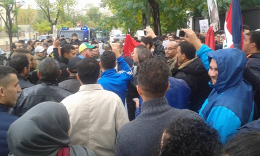 نشطاء يحتجون امام السفارة المغربية بمدريد تنديدا بمقتل محسن فكري بالحسيمة نشطاء يحتجون امام السفارة المغربية بمدريد تنديدا بمقتل محسن فكري بالحسيمة