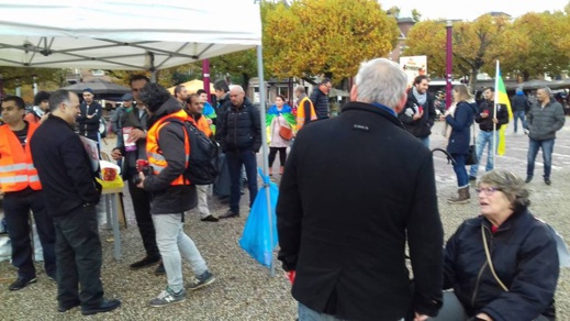 نشطاء يحتجون امام السفارة المغربية بمدريد تنديدا بمقتل محسن فكري بالحسيمة نشطاء يحتجون امام السفارة المغربية بمدريد تنديدا بمقتل محسن فكري بالحسيمة