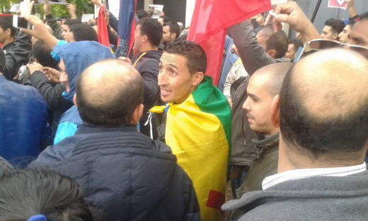 نشطاء يحتجون امام السفارة المغربية بمدريد تنديدا بمقتل محسن فكري بالحسيمة نشطاء يحتجون امام السفارة المغربية بمدريد تنديدا بمقتل محسن فكري بالحسيمة