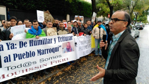 نشطاء يحتجون امام السفارة المغربية بمدريد تنديدا بمقتل محسن فكري بالحسيمة نشطاء يحتجون امام السفارة المغربية بمدريد تنديدا بمقتل محسن فكري بالحسيمة