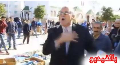مريض بالسرطان ينفجر غضبا في وجه بعض "فراشة" مسجد الحاج مصطفى بعد منعه من مزاولة حرفته مريض بالسرطان ينفجر غضبا في وجه بعض "فراشة" مسجد الحاج مصطفى بعد منعه من مزاولة حرفته