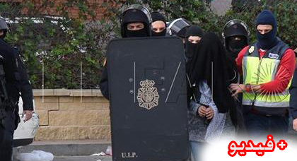 إسبانيا.. إعتقال 4 مغاربة بينهم إمرأة تجند الشباب للقتال ضمن تنظيم الدولة الاسلامية إسبانيا.. إعتقال 4 مغاربة بينهم إمرأة تجند الشباب للقتال ضمن تنظيم الدولة الاسلامية