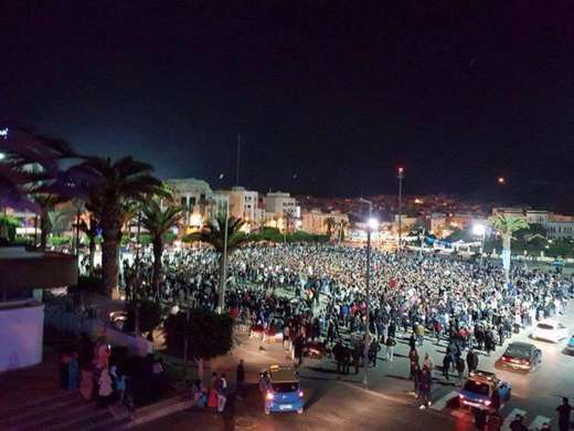 شباب الحسيمة يُجدّدون العهد مع ساحة "الشهداء" وينزلون إليها بالآلاف لإيقاد الشموع ونثر الورود شباب الحسيمة يُجدّدون العهد مع ساحة "الشهداء" وينزلون إليها بالآلاف لإيقاد الشموع ونثر الورود