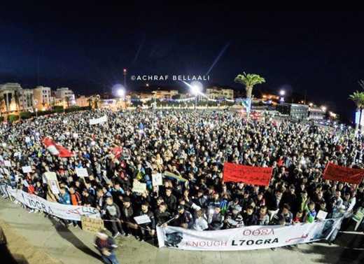 شباب الحسيمة يُجدّدون العهد مع ساحة "الشهداء" وينزلون إليها بالآلاف لإيقاد الشموع ونثر الورود شباب الحسيمة يُجدّدون العهد مع ساحة "الشهداء" وينزلون إليها بالآلاف لإيقاد الشموع ونثر الورود