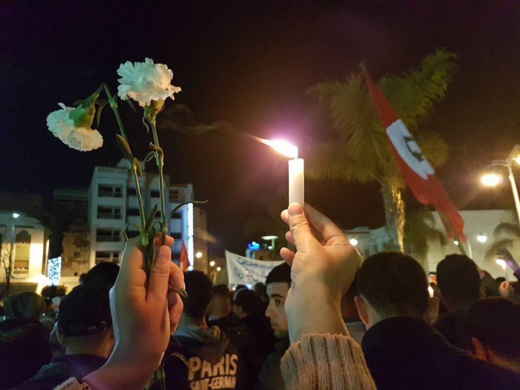 شباب الحسيمة يُجدّدون العهد مع ساحة "الشهداء" وينزلون إليها بالآلاف لإيقاد الشموع ونثر الورود