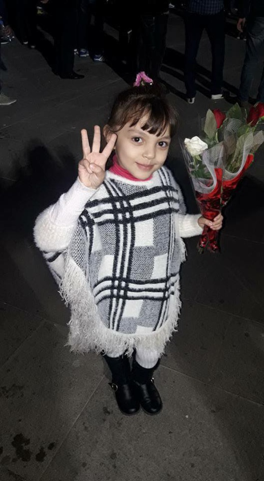 شباب الحسيمة يُجدّدون العهد مع ساحة "الشهداء" وينزلون إليها بالآلاف لإيقاد الشموع ونثر الورود