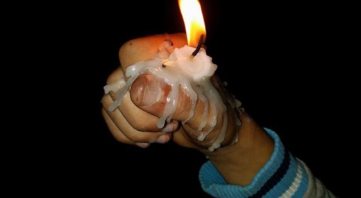 شباب الحسيمة يُجدّدون العهد مع ساحة "الشهداء" وينزلون إليها بالآلاف لإيقاد الشموع ونثر الورود شباب الحسيمة يُجدّدون العهد مع ساحة "الشهداء" وينزلون إليها بالآلاف لإيقاد الشموع ونثر الورود