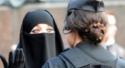 تغريم مسلمة 30 ألف يورو لرفضها خلع النقاب في مكان عام بإيطاليا
