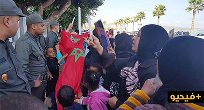 نساء يحتجن أمام عمالة الناظور: أبناءنا يراجعون دروسهم على ضوء الشموع بعد حرماننا من الكهرباء نساء يحتجن أمام عمالة الناظور: أبناءنا يراجعون دروسهم على ضوء الشموع بعد حرماننا من الكهرباء