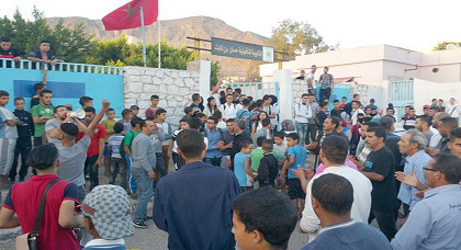 تلامذة يخوضون احتجاجات بعد مقاطعتهم الدراسة و4 أساتذة متدربين يضربون عن العمل بثانوية بزايو