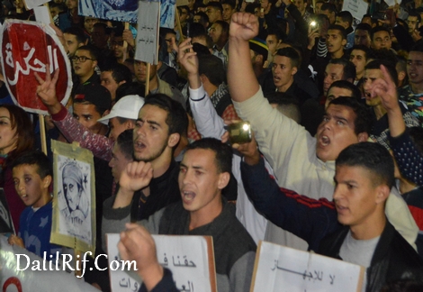 الآلاف يواصلون احتجاجاتهم على مقتل محسن فكري بوقفة إحتجاجية ذات طابع فني وسط مدينة الحسيمة الآلاف يواصلون احتجاجاتهم على مقتل محسن فكري بوقفة إحتجاجية ذات طابع فني وسط مدينة الحسيمة
