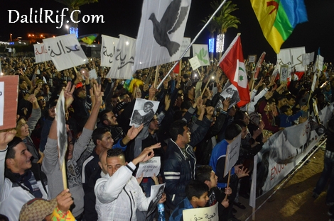 الآلاف يواصلون احتجاجاتهم على مقتل محسن فكري بوقفة إحتجاجية ذات طابع فني  وسط مدينة الحسيمة 