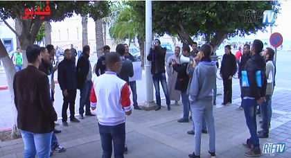 نشطاء ناظوريون يصدحون أمام مقر البلدية: الناظور يا جوهرة رجعوك زبالة 
