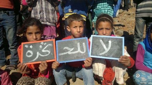 أطفال يربكون السلطات بسبب رفعهم لشعار "حنا مطحونين" الذي يحيل على مقتل "محسن فكري" بالحسيمة أطفال يربكون السلطات بسبب رفعهم لشعار "حنا مطحونين" الذي يحيل على مقتل "محسن فكري" بالحسيمة