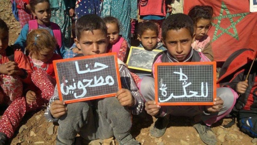 أطفال يربكون السلطات بسبب رفعهم لشعار "حنا مطحونين" الذي يحيل على مقتل "محسن فكري" بالحسيمة أطفال يربكون السلطات بسبب رفعهم لشعار "حنا مطحونين" الذي يحيل على مقتل "محسن فكري" بالحسيمة