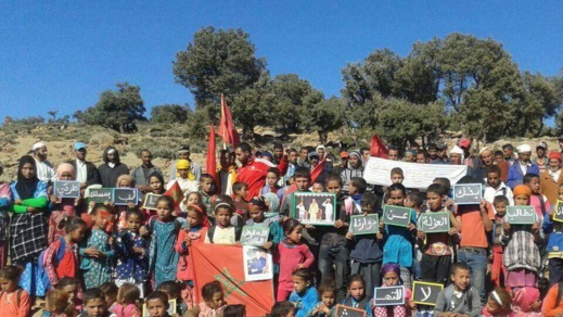 أطفال يربكون السلطات بسبب رفعهم لشعار "حنا مطحونين" الذي يحيل على مقتل "محسن فكري" بالحسيمة أطفال يربكون السلطات بسبب رفعهم لشعار "حنا مطحونين" الذي يحيل على مقتل "محسن فكري" بالحسيمة