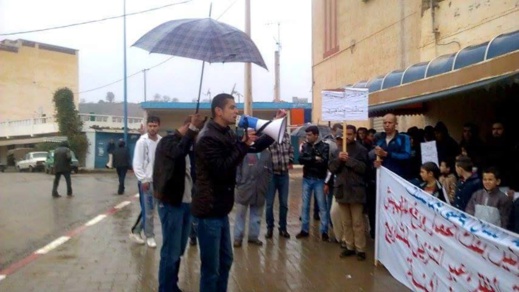 عشرات المواطنين يواصلون الاحتجاج بـ"تماسينت" رغم قساوة الظروف الجوية