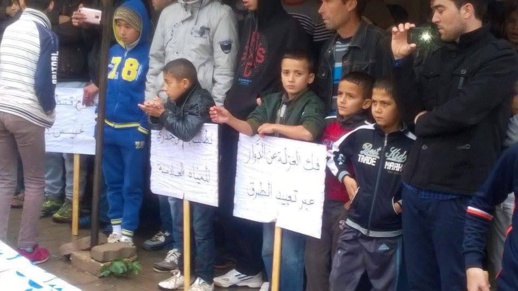 عشرات المواطنين يواصلون الاحتجاج بـ"تماسينت" رغم قساوة الظروف الجوية عشرات المواطنين يواصلون الاحتجاج بـ"تماسينت" رغم قساوة الظروف الجوية