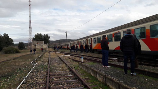 مسافرون ظلوا عالقين وسط الخلاء بعدما تم اعتراض سكة قطار متوّجه إلى الناظور مسافرون ظلوا عالقين وسط الخلاء بعدما تم اعتراض سكة قطار متوّجه إلى الناظور