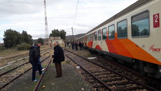 مسافرون ظلوا عالقين وسط الخلاء بعدما تم اعتراض سكة قطار متوّجه إلى الناظور مسافرون ظلوا عالقين وسط الخلاء بعدما تم اعتراض سكة قطار متوّجه إلى الناظور