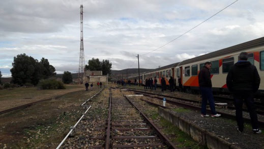 مسافرون ظلوا عالقين وسط الخلاء بعدما تم اعتراض سكة قطار متوّجه إلى الناظور مسافرون ظلوا عالقين وسط الخلاء بعدما تم اعتراض سكة قطار متوّجه إلى الناظور