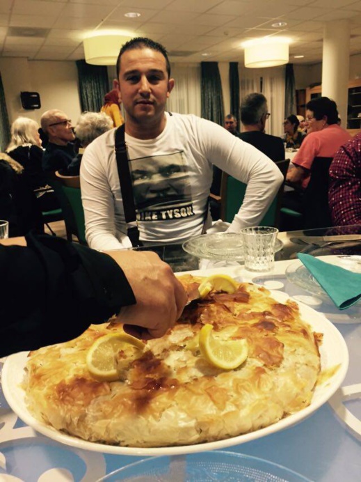 رئيس جمعية عثمان والفنان “عبد القادر أرياف” يرسمون البسمة على محيًَا نزلاء دار العجزة بروتردام الهولندية رئيس جمعية عثمان والفنان “عبد القادر أرياف” يرسمون البسمة على محيًَا نزلاء دار العجزة بروتردام الهولندية