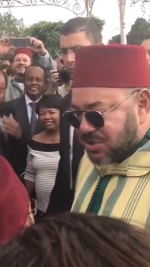 صور للمستشار الملكي الهمة ووزير الخارجية مزوار يلتقطان صور بهاتفيهما للملك بمدغشقر تشعل الفايسبوك صور للمستشار الملكي الهمة ووزير الخارجية مزوار يلتقطان صور بهاتفيهما للملك بمدغشقر تشعل الفايسبوك