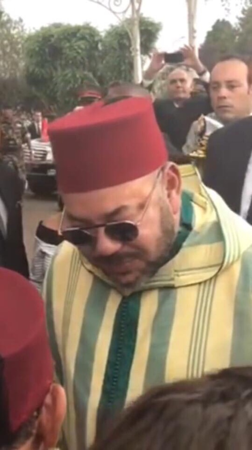 صور للمستشار الملكي الهمة ووزير الخارجية مزوار يلتقطان صور بهاتفيهما للملك بمدغشقر تشعل الفايسبوك صور للمستشار الملكي الهمة ووزير الخارجية مزوار يلتقطان صور بهاتفيهما للملك بمدغشقر تشعل الفايسبوك