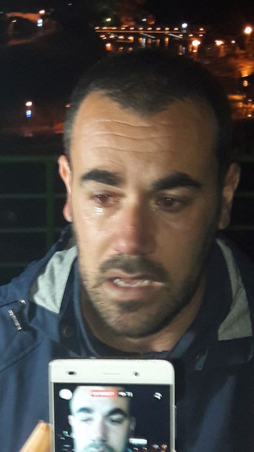 نشطاء الحراك بالحسيمة يجرون حلقية للنقاش العمومي حول ثلاثة شؤون والزفزافي لم يتمالك نفسه ويذرف الدموع نشطاء الحراك بالحسيمة يجرون حلقية للنقاش العمومي حول ثلاثة شؤون والزفزافي لم يتمالك نفسه ويذرف الدموع