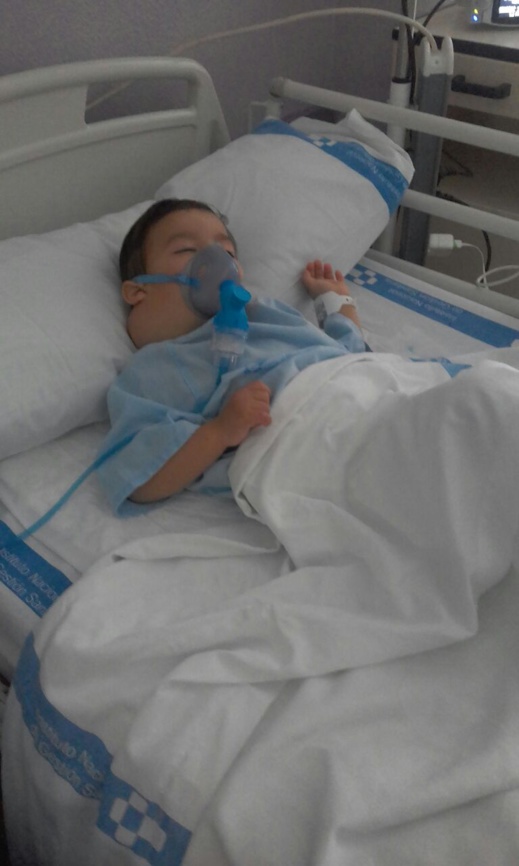 أسرة أحميان تناشد مساعدتها على تكاليف رحلة إبنها إلى إسبانيا لإجراء عملية جراحية على مرضه الخبيث أسرة أحميان تناشد مساعدتها على تكاليف رحلة إبنها إلى إسبانيا لإجراء عملية جراحية على مرضه الخبيث