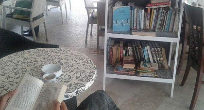 في تجربة فريدة يُنتظر تعميمها.. مقهى وسط الناظور تُخصّص خزانة كتب بفضائها تشجيعا للمواطنين على القراءة