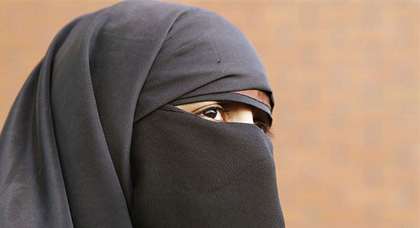 هولندا تحظر ارتداء النقاب في الهيئات والمؤسسات والمواصلات والأماكن العامة هولندا تحظر ارتداء النقاب في الهيئات والمؤسسات والمواصلات والأماكن العامة