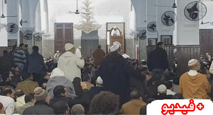 سابقة من نوعها.. مصلون يرددون هتافات داخل المسجد ويقاطعون صلاة الجمعة لهذا السبب سابقة من نوعها.. مصلون يرددون هتافات داخل المسجد ويقاطعون صلاة الجمعة لهذا السبب
