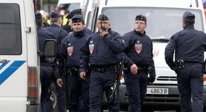 مسلح يحتجز رهائن بوكالة للسياحة في باريس