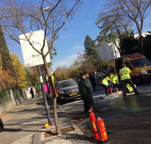 بالصور: مهاجر مغربي يُحرق جسده أمام سفارة المغرب بمدريد بعد سحب أوراق إقامته بالصور: مهاجر مغربي يُحرق جسده أمام سفارة المغرب بمدريد بعد سحب أوراق إقامته