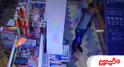كاميرا مراقبة ترصد لحظة سرقة لص لهاتف ذكي من أحد المحلات التجارية بمدينة الناظور 