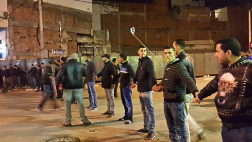 نشطاء ينظمون حركة السير في غياب شرطة المرور بالحسيمة وإشادة بالتنظيم العالي لأربعينية الشهيد نشطاء ينظمون حركة السير في غياب شرطة المرور بالحسيمة وإشادة بالتنظيم العالي لأربعينية الشهيد