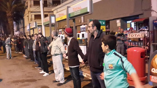 نشطاء ينظمون حركة السير في غياب شرطة المرور بالحسيمة وإشادة بالتنظيم العالي لأربعينية الشهيد نشطاء ينظمون حركة السير في غياب شرطة المرور بالحسيمة وإشادة بالتنظيم العالي لأربعينية الشهيد