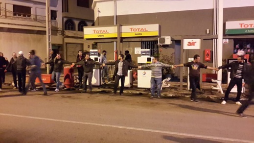 نشطاء ينظمون حركة السير في غياب شرطة المرور بالحسيمة وإشادة بالتنظيم العالي لأربعينية الشهيد نشطاء ينظمون حركة السير في غياب شرطة المرور بالحسيمة وإشادة بالتنظيم العالي لأربعينية الشهيد